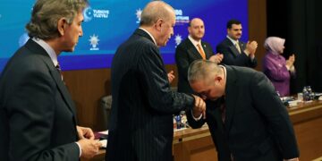 “Benim gibi ahlaksızların yeri AKP değildir” dedi, Erdoğan rozet taktı
