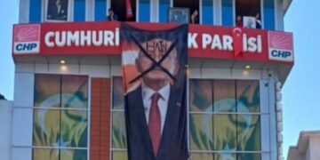 CHP Malatya İl Binası’nda gerginlik: ‘Hain Kemal’ pankartı asıldı