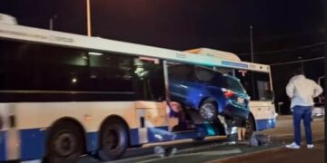 Brisbane’de inanılmaz kaza: Otomobil otobüsün camından içeri girdi