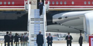 Erdoğan, Trump’ı uçağın merdivenlerinde karşıladı