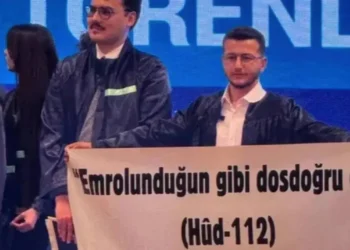 Pankartla ayeti hatırlattı, Cumhurbaşkanı’na hakaretten tutuklandı