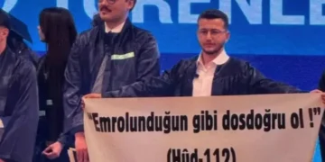 Pankartla ayeti hatırlattı, Cumhurbaşkanı’na hakaretten tutuklandı