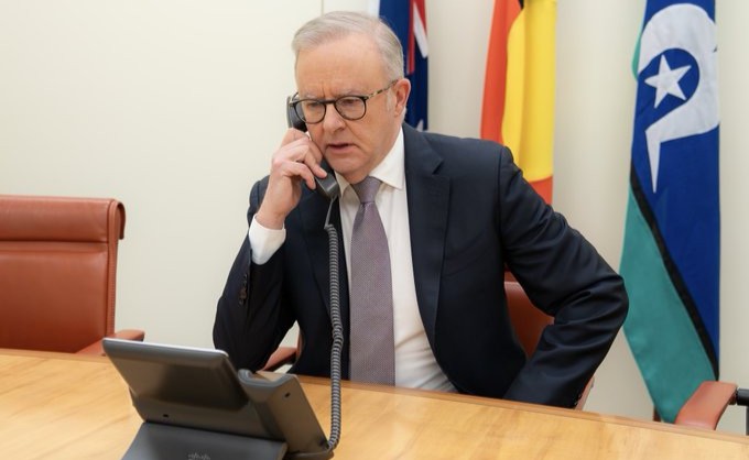Avustralya Başbakanı Anthony Albanese, ABD Başkanı Donald Trump ile yaptığı kapsamlı telefon görüşmesinde AUKUS’tan kritik minerallere, yapay zekâdan Pasifik’teki güvenlik gelişmelerine kadar birçok başlığı ele aldıklarını açıkladı.