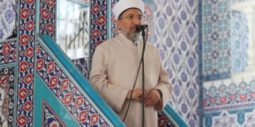 DİB’in “israf”eleştirisine Tokyo savunması: “Cuma namazı kıldırdı, cemaate hitap etti”