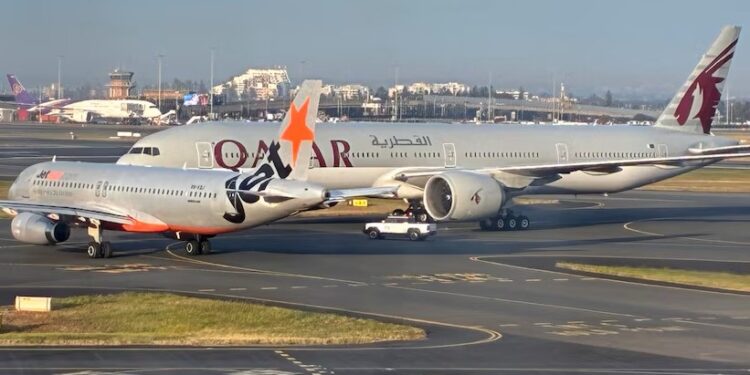 etstar JQ402 sefer sayılı uçak, pist yönünde ilerlediği sırada çekici araç tarafından hareket ettirilen bir Qatar Airways uçağının çok yakınına geldi.