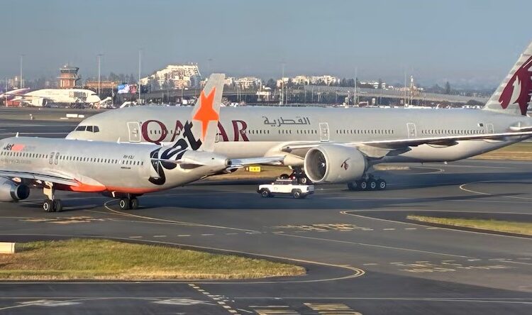 etstar JQ402 sefer sayılı uçak, pist yönünde ilerlediği sırada çekici araç tarafından hareket ettirilen bir Qatar Airways uçağının çok yakınına geldi.