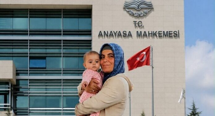 KHK’lı sosyal bilgiler öğretmeni Emine Sarıoğlu, Anayasa Mahkemesi’nin (AYM) hak ihlali kararı sonrası tahliye edildi.