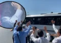 Alihan Kuriş cezaevine böyle götürüldü: Cemaat mensupları otobüse koştu
