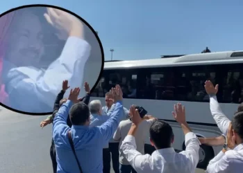 Alihan Kuriş cezaevine böyle götürüldü: Cemaat mensupları otobüse koştu
