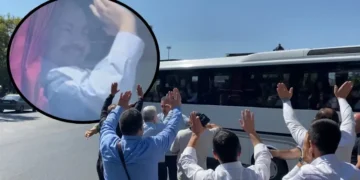 Alihan Kuriş cezaevine böyle götürüldü: Cemaat mensupları otobüse koştu