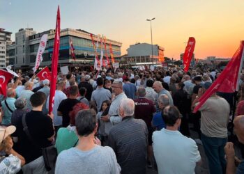 Çekmeköy’de AKP’ye geçen Başkanı tepki yürüyüşü:”Helal oy verenlerin oyunu harama çevirdin”