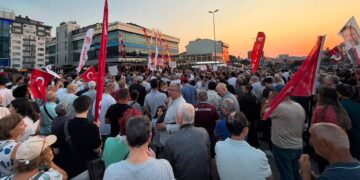 Çekmeköy’de AKP’ye geçen Başkanı tepki yürüyüşü:”Helal oy verenlerin oyunu harama çevirdin”