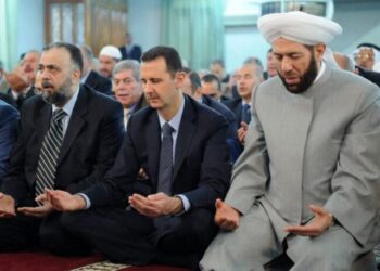 A handout picture released by the Syrian Arab News Agency (SANA) on August 8, 2013 shows Syrian President Bashar al-Assad (C) and Syrian Grand Mufti Ahmed Hassun (R) attending the Eid al-Fitr morning prayer in Damascus. AFP PHOTO/HO/SANA
=====RESTRICTED TO EDITORIAL USE - MANDATORY CREDIT "AFP PHOTO / HO / SANA" - NO MARKETING NO ADVERTISING CAMPAIGNS - DISTRIBUTED AS A SERVICE TO CLIENTS ====== (Photo by SANA / AFP)