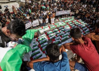 İsrail katliamıyla enkazlar cenaze dolu: Gazze’de 62’si çocuk 100’den fazla Filistinli defnedildi