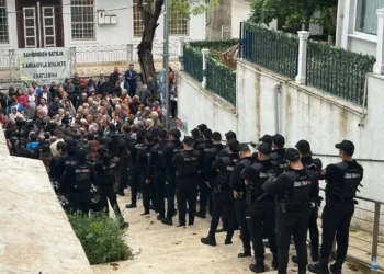 Belediyeyi AKP’ye sattılar, arka kapıdan kaçtılar: CHP’li 3 meclis üyesi polis eşliğinde binadan ayrıldı