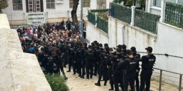 Belediyeyi AKP’ye sattılar, arka kapıdan kaçtılar: CHP’li 3 meclis üyesi polis eşliğinde binadan ayrıldı